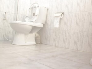 Dutxa, articles de tocador gratuïts, assecador de cabells i bidet