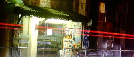 المنشأة من الخارج