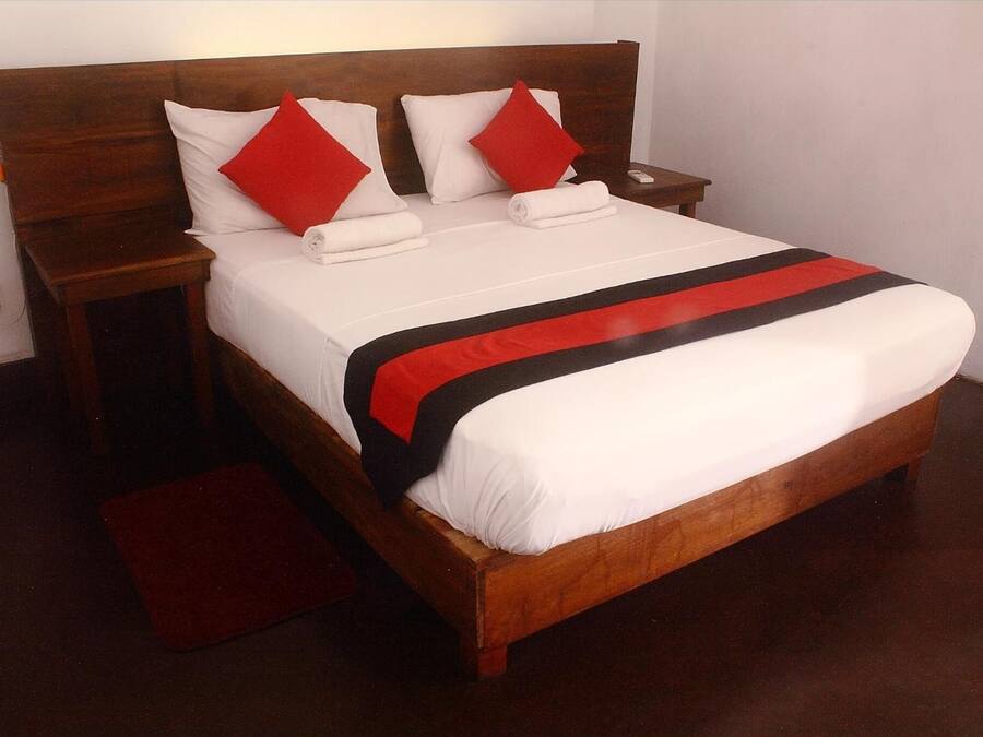Desk, cribs (free), WiFi (free), bed sheets