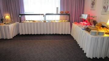 TĂ€gliches inbegriffenes FrĂŒhstĂŒcksbuffet