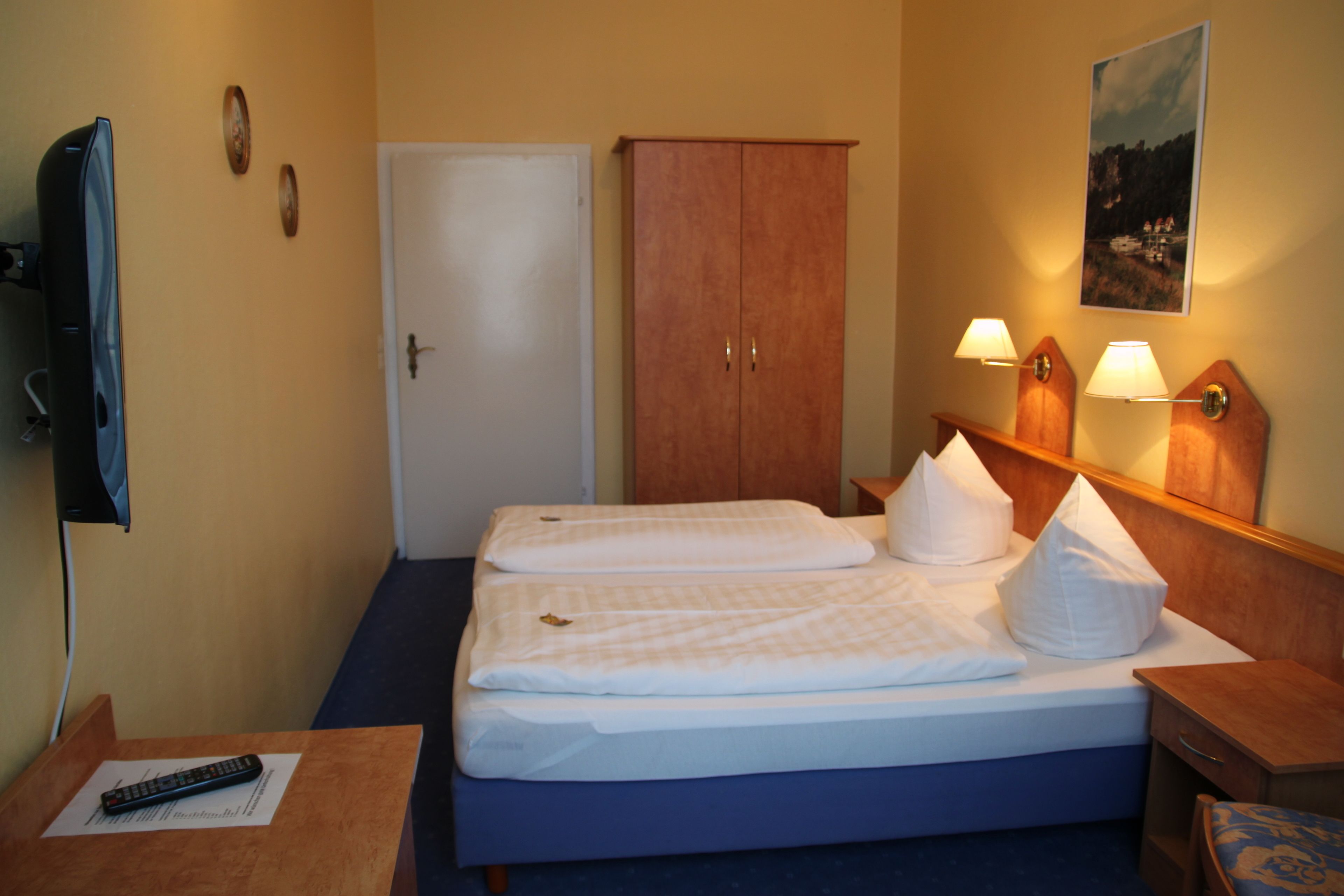 hypo-allergenic bedding, free wifi, bed sheets