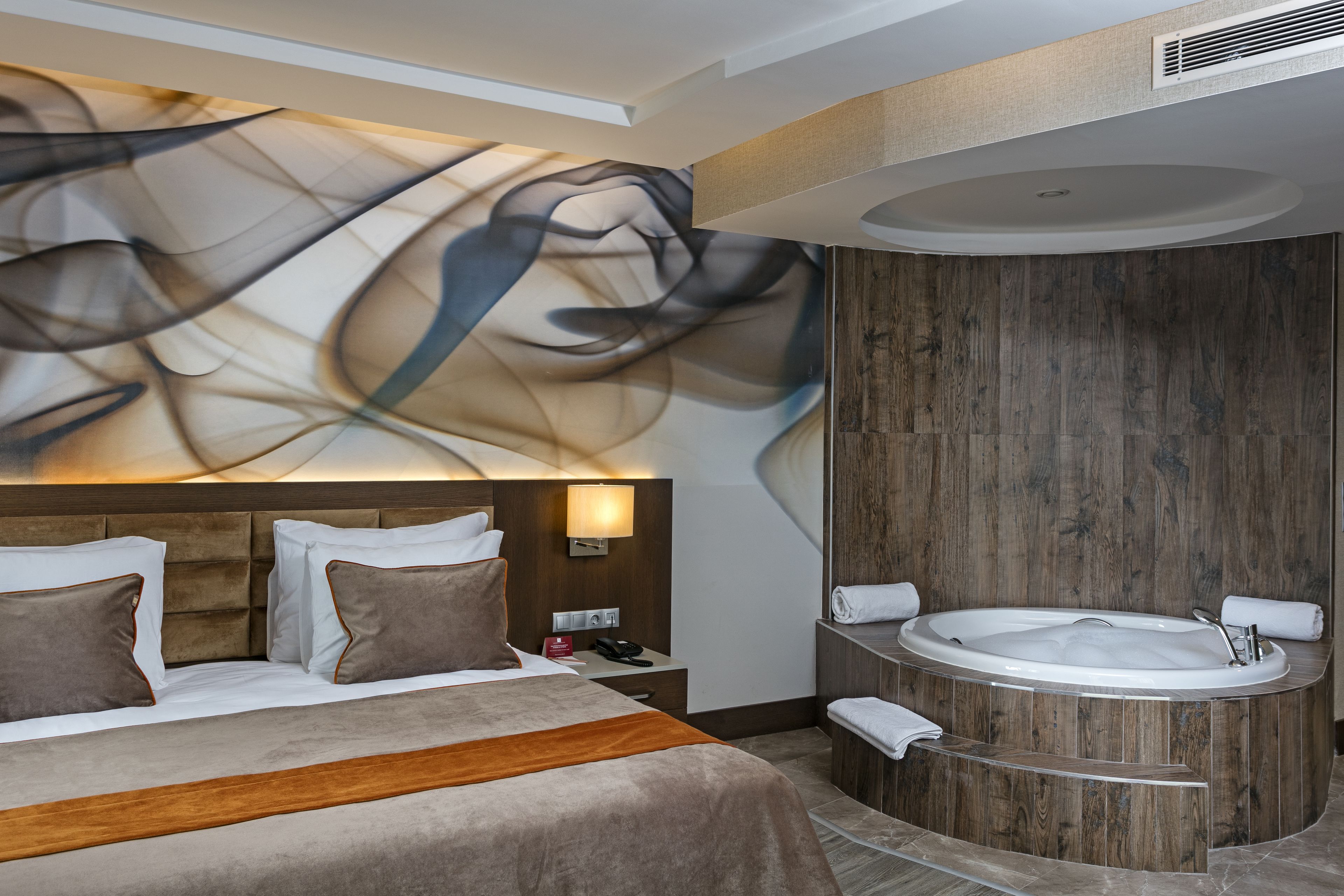 deluxe suite | premium bedding, minibar, in-room safe, soundproofing