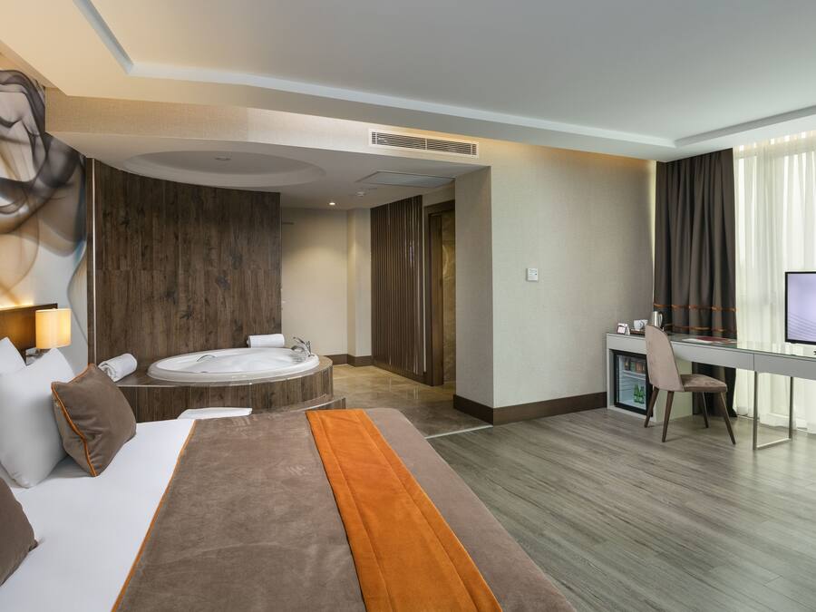 Deluxe Suite | Premium bedding, minibar, in-room safe, soundproofing