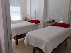 Espace de soins pour les couples, bain à remous, soins d'aromathérapie
