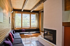 Apartment, 3 Bedrooms, Balcony, Mountain View