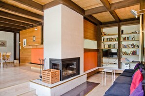Apartment, 3 Bedrooms, Balcony, Mountain View