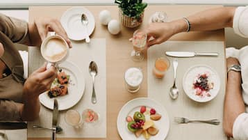 Un desayuno con diversos platos y bebidas sobre una mesa.