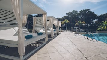 Piscine couverte, piscine extérieure (ouverte en saison)