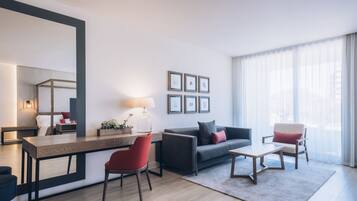 Junior suite, balkon | Luxe beddengoed, een minibar, een kluis op de kamer