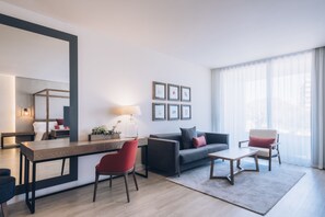 小型套房, 阳台 | 高档床上用品、迷你吧、客房内保险箱、特色装修