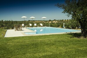 Seasonal outdoor pool, open 9 AM to 8 PM, pool umbrellas, sun loungers - Monte da Estrela Country House & SPA (Moura)