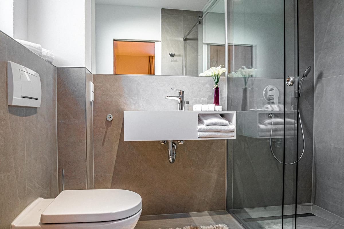 shower, free toiletries, hair dryer, towels