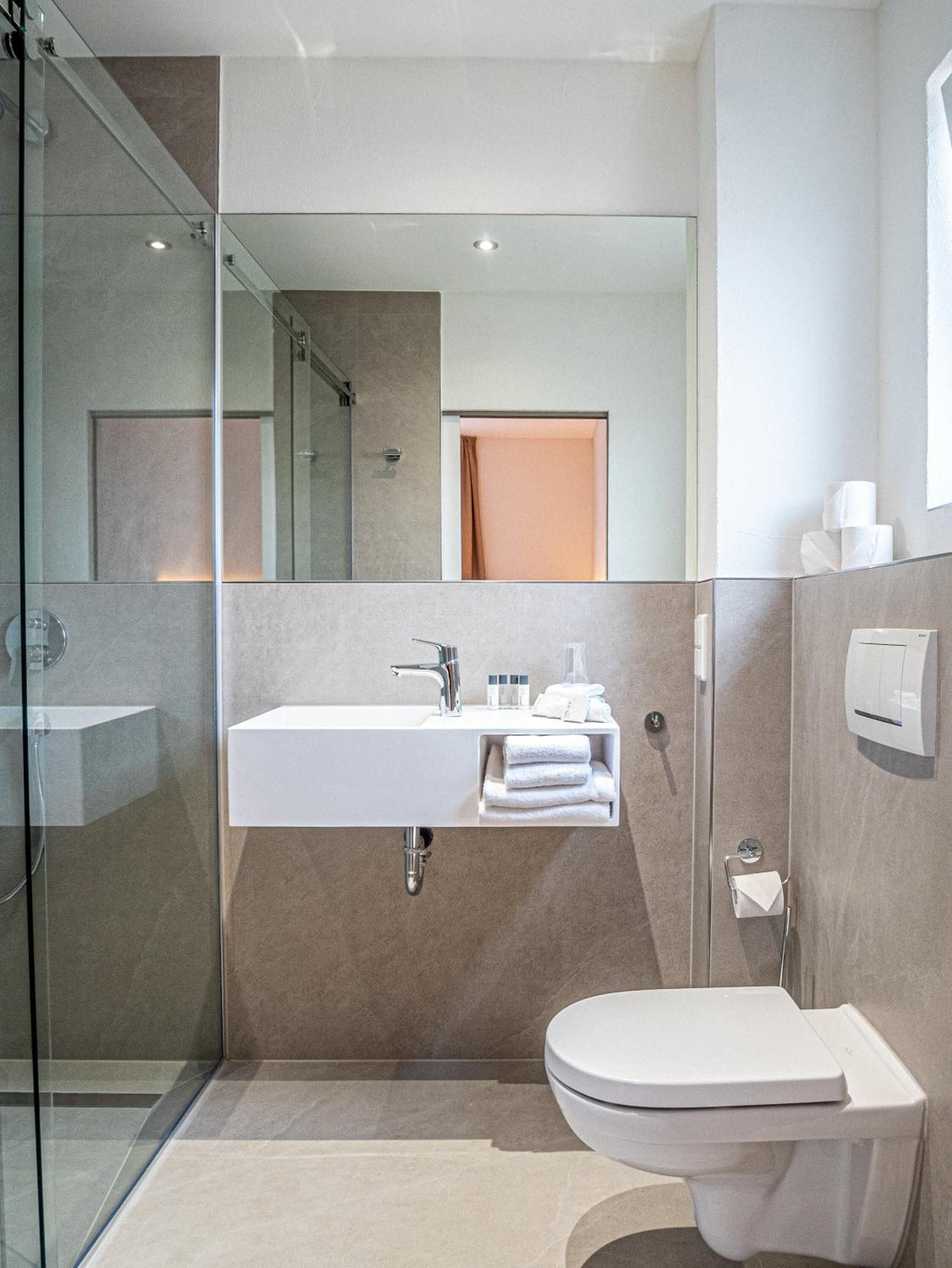 shower, free toiletries, hair dryer, towels