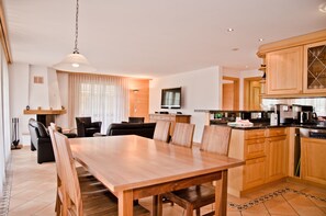 Apartment, 3 Bedrooms, Sauna, Mountain View | In-room dining