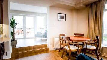 2 slaapkamers, een bureau, een strijkplank/strijkijzer, gratis wifi