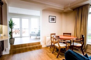 2 bedrooms, desk, iron/ironing board, free WiFi - Galway Luxury Seaview Apartments (Galway)