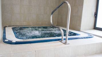 Indoor spa tub