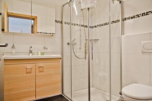 Huoneisto, 3 makuuhuonetta, parveke, vuoristonäköala | Kylpyhuone | Erillinen kylpyamme ja suihku, hiustenkuivaaja, pyyhkeet