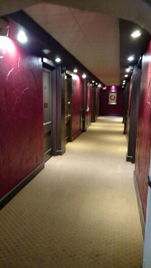 Hallway - Ye Old English Inn (Hollister)