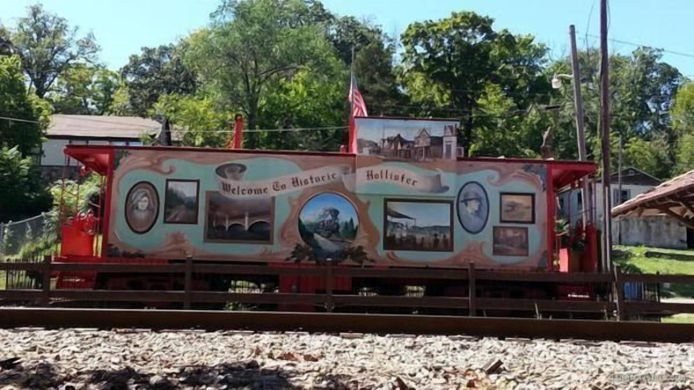 Ein historischer Zugwaggon mit der Aufschrift 'Welcome to Historic Hollis'.