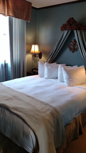 Family Suite, 2 Bedrooms | Desk, iron/ironing board, free WiFi, bed sheets - Ye Old English Inn (Hollister)