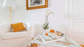 Deluxe-Dreibettzimmer, Balkon | Wohnbereich