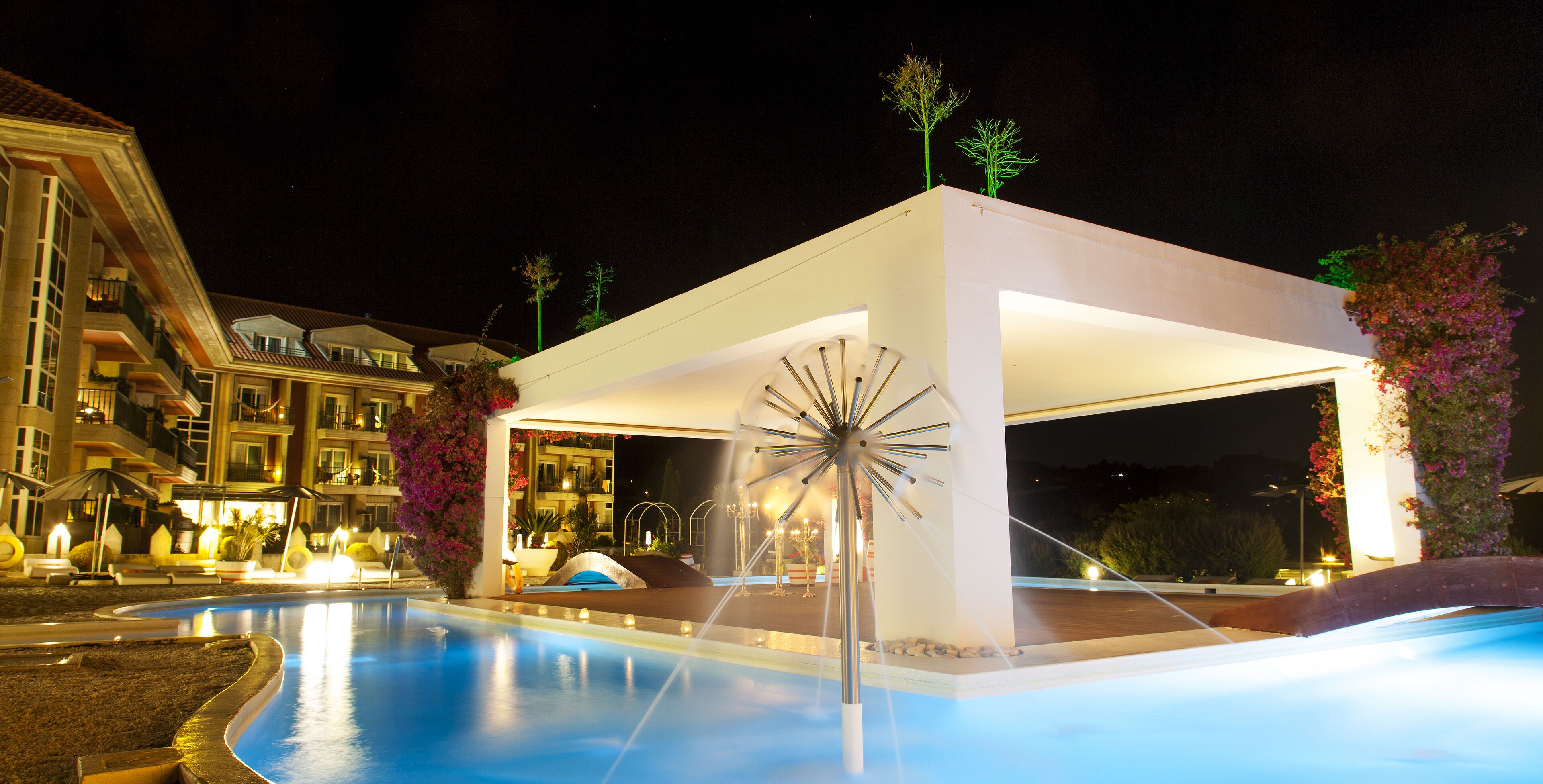 3 albercas techadas, alberca al aire libre y camastros