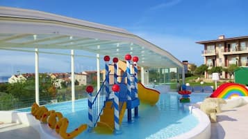 3 piscines couvertes, piscine extérieure, chaises longues