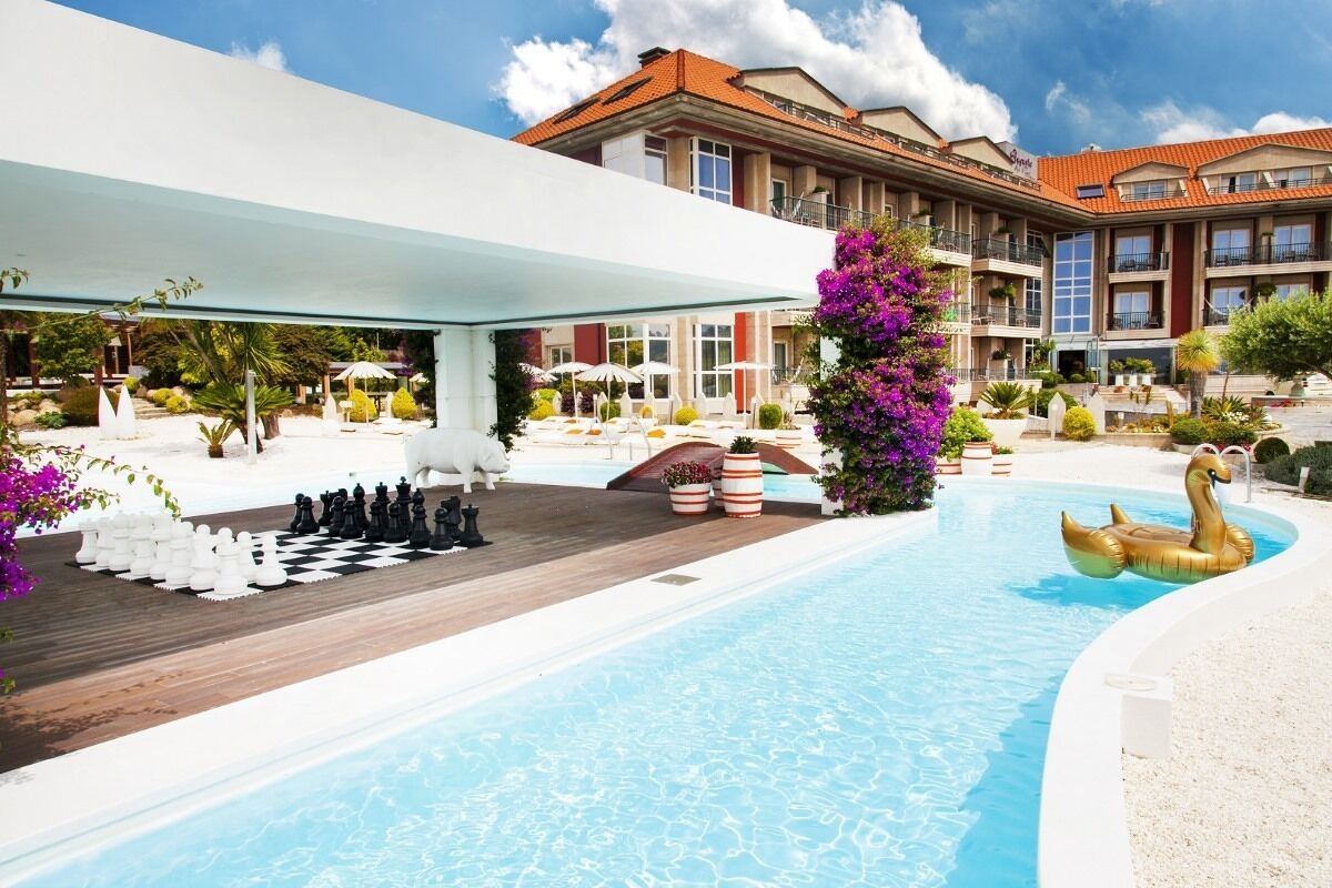 施設の正面 (日没後)