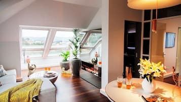Suite Luxury (Master Suite) | 1 camera, minibar, una cassaforte in camera, una scrivania