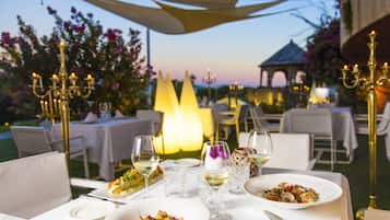 3 restaurantes, se sirven desayunos, comidas, cenas y cocina española