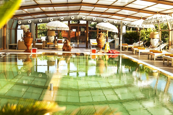 3 piscinas cubiertas, una piscina al aire libre, tumbonas