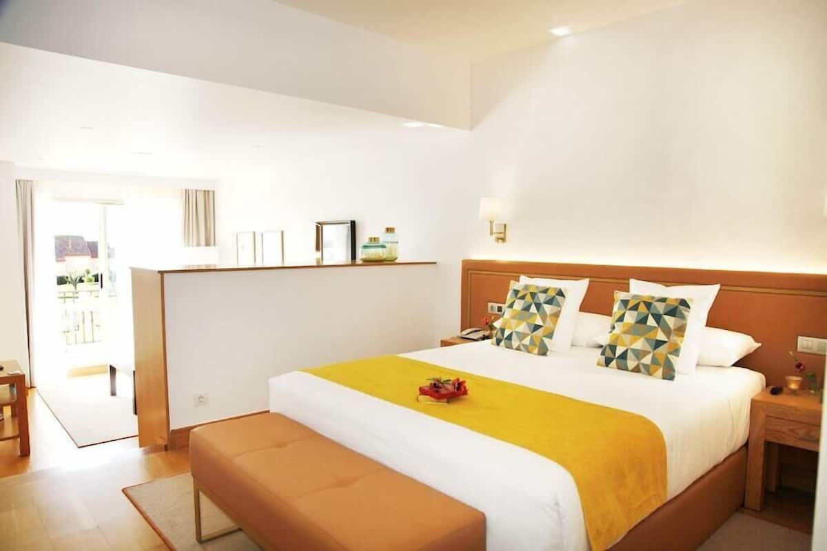 Minibar, két bảo mật tại phòng, bàn, màn/rèm cản sáng