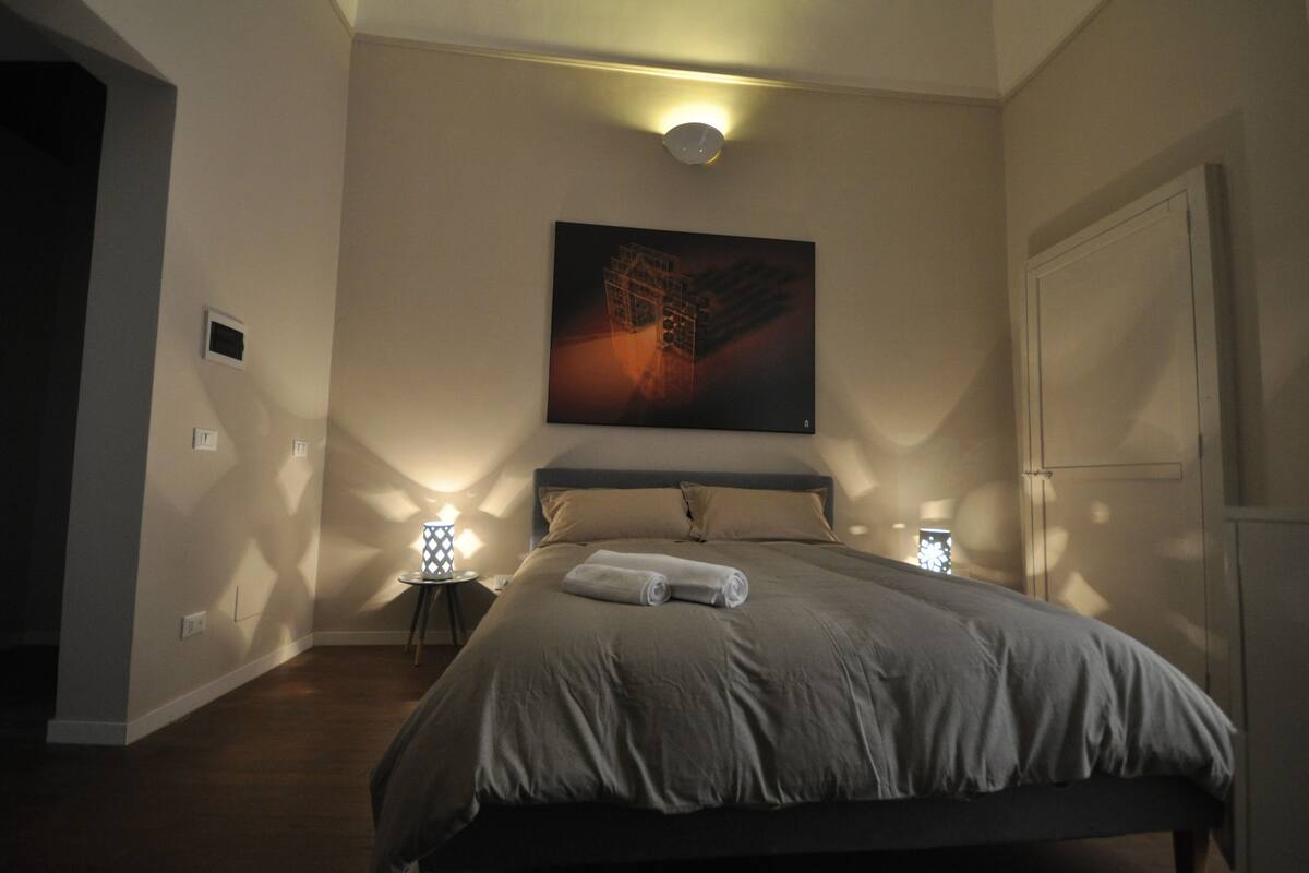 Luxe appartement, 1 slaapkamer | Luxe beddengoed, een kluis op de kamer, een bureau