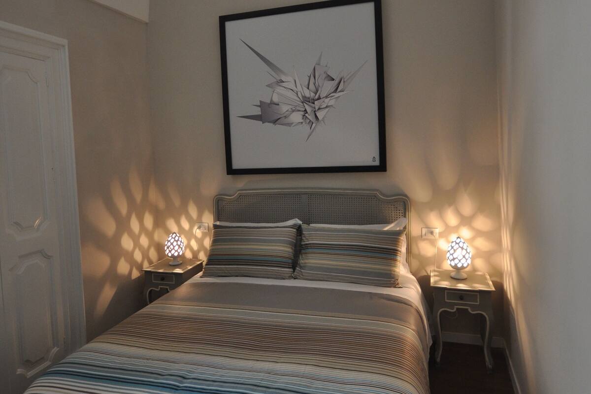 Luxe beddengoed, een kluis op de kamer, een bureau