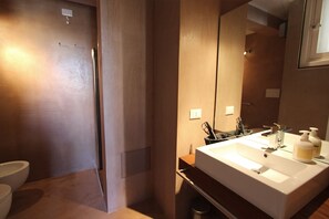 Luxe suite, roken, uitzicht op stad | Badkamer | Een douche, gratis toiletartikelen, een haardroger