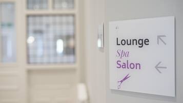 A sign indicating directions to the Lounge and Spa Salon.