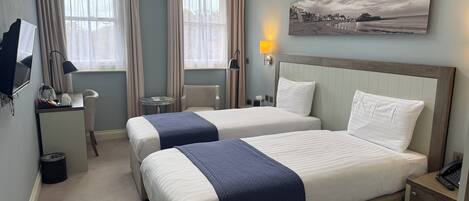 Habitación clásica con 2 camas individuales | Caja fuerte, escritorio, tabla de planchar con plancha y wifi gratis