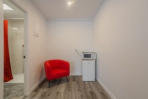 Ropa de cama de alta calidad, colchones con efecto memoria y escritorio 