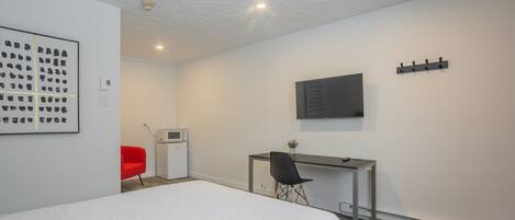 Standard Room, 1 Queen Bed, Non Smoking | Premium bedding, memory foam beds, desk, laptop workspace