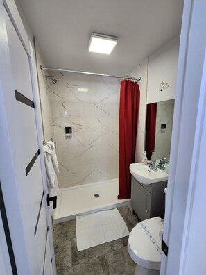 Standard Room, 1 Queen Bed, Non Smoking | Bathroom | Shower, free toiletries, hair dryer, towels - Motel Champlain (Brossard)
