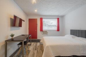 Standard Room, 1 Queen Bed, Non Smoking - Motel Champlain (Brossard)