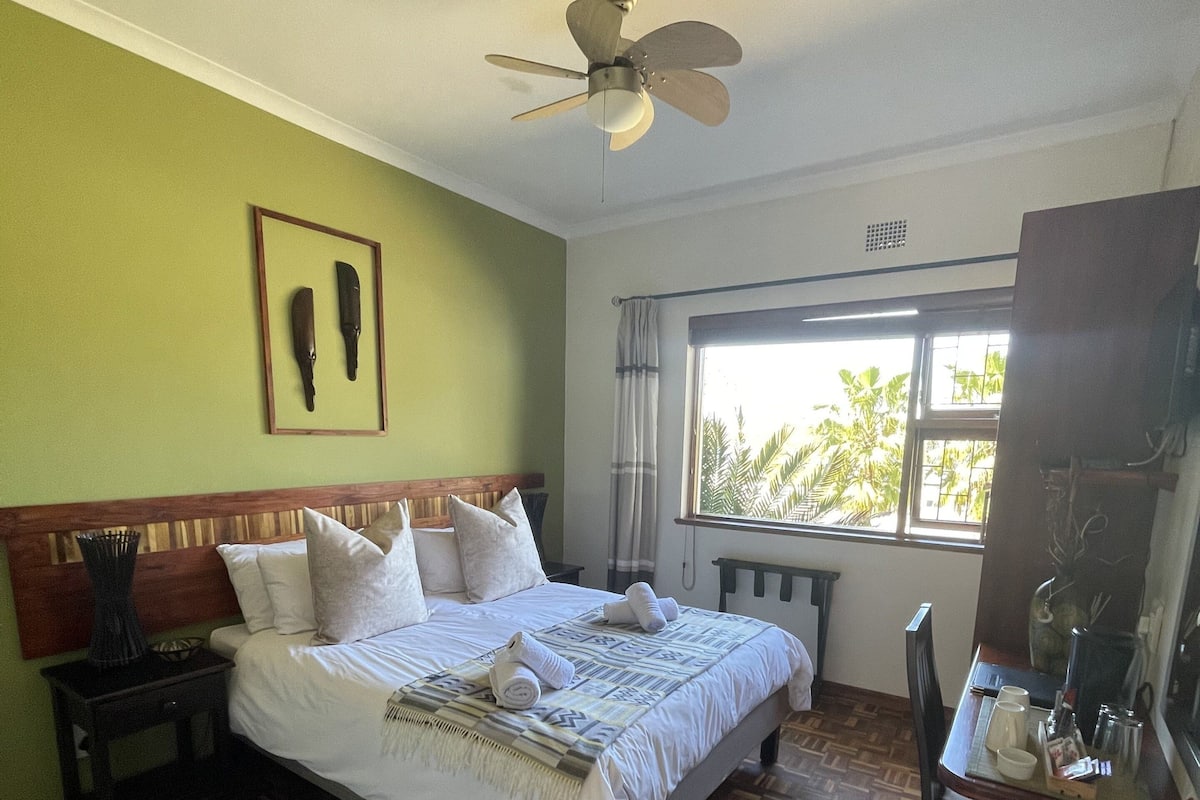 Classic Double Room, Pool Access, Garden View | Peti besi dalam bilik, meja, ruang kerja komputer riba 