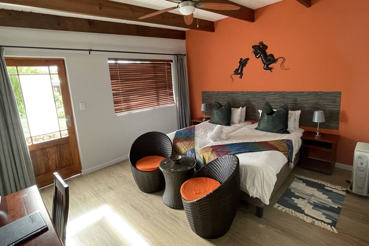 Deluxe Double or Twin Room, Terrace, Garden Area | Peti besi dalam bilik, meja, ruang kerja komputer riba 