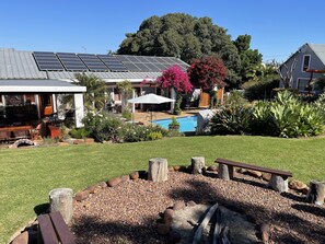Outdoor pool, pool umbrellas, sun loungers - Marula Lodge Guesthouse (Swellendam)