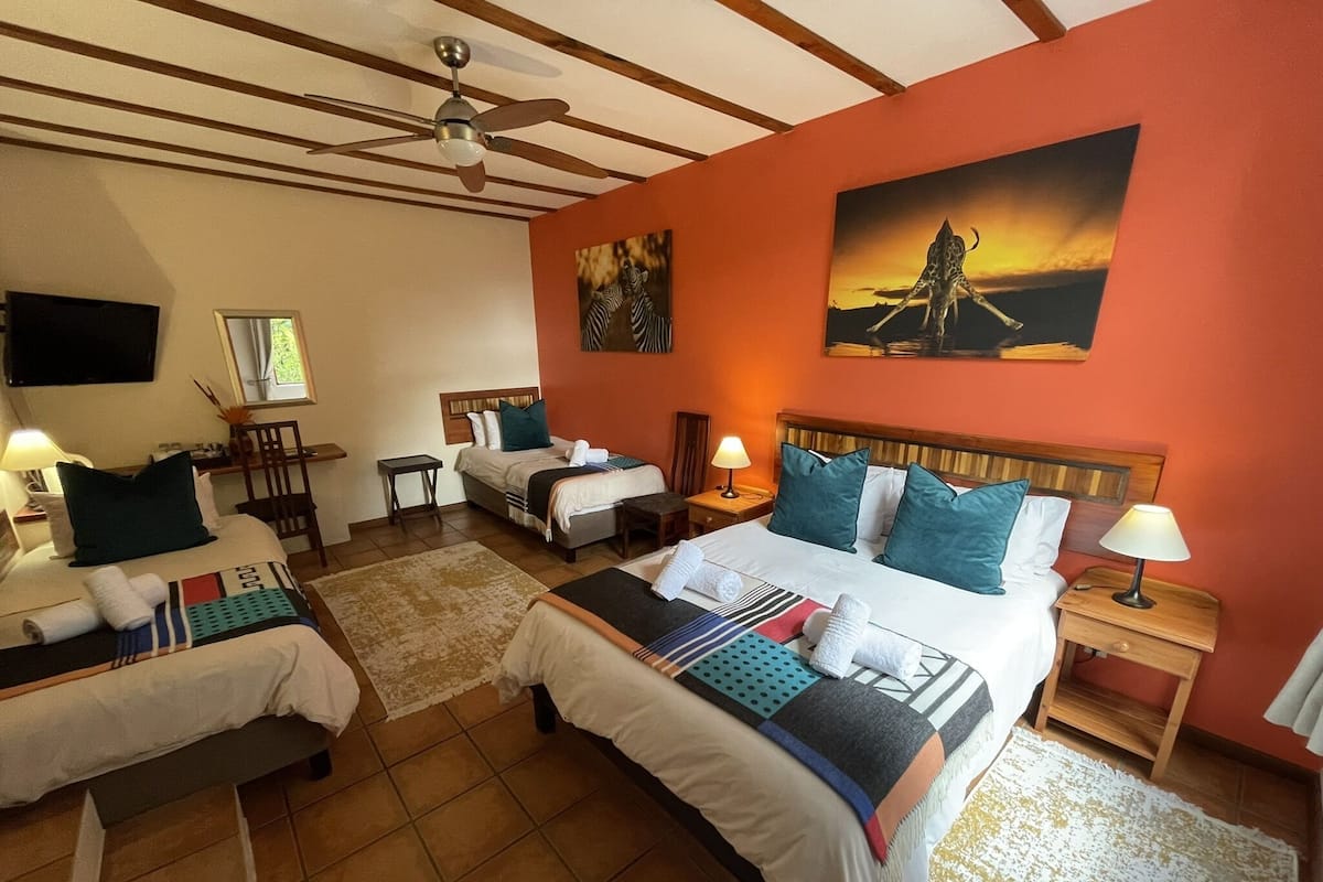 Family Room, 1 Bedroom, Terrace, Poolside | Peti besi dalam bilik, meja, ruang kerja komputer riba 