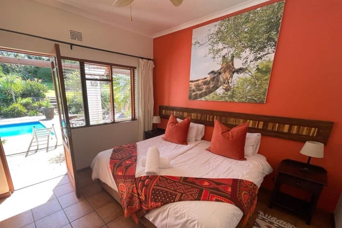 Standard Double Room | Peti besi dalam bilik, meja, ruang kerja komputer riba 