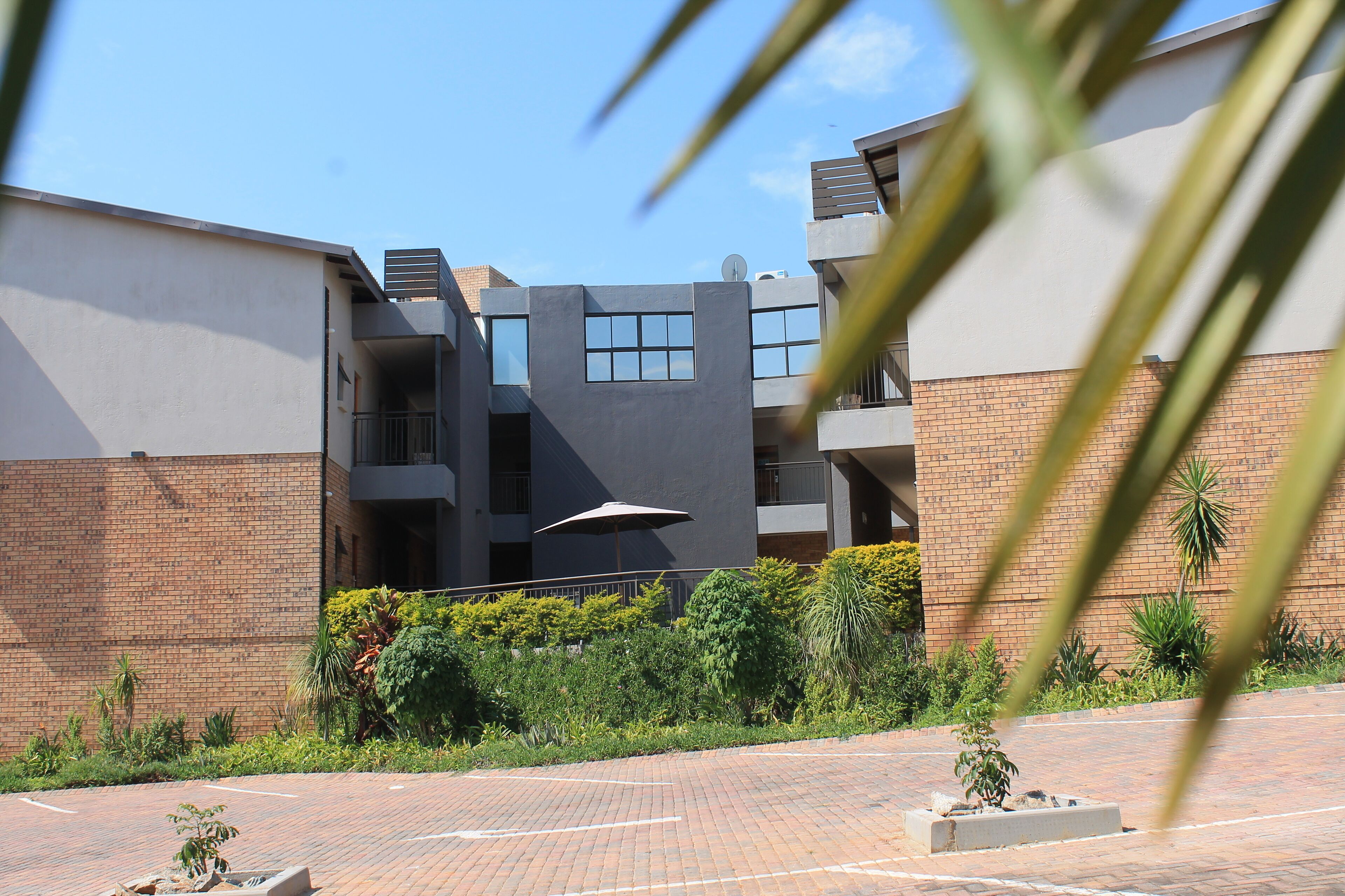 Un edificio moderno con techo plano, amplias ventanas y fachada de ladrillo.