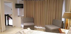 套房 (Upstairs Suite 4) | 起居区 | 32-英寸纯平电视（配备卫星频道）、电视、Netflix