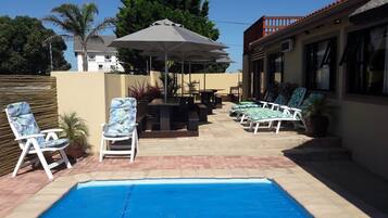 Piscine extérieure, parasols de plage, chaises longues